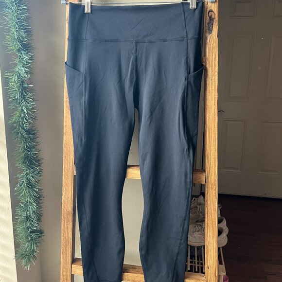 NWT Fabletics Oasis PureLuxe 7/8 Black Leggings with pockets - Picture 2 of 2